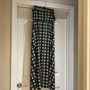LulaRoe size medium maxi shirt. Black teal and cream print